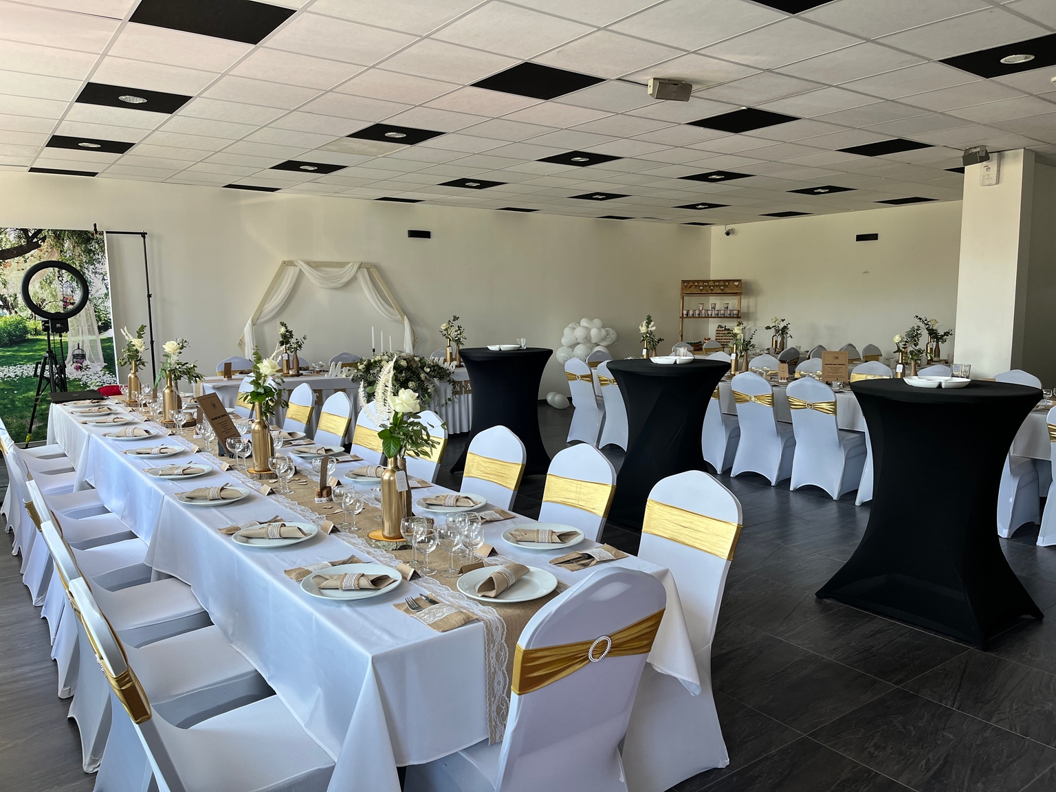 La salle de réception dressée pour un mariage chez Team Square