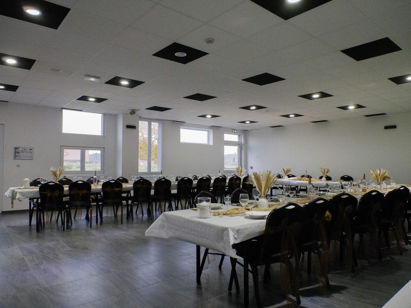 Une salle de réception dressée pour un mariage chez Team Square